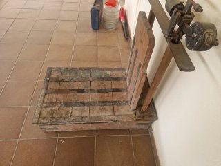 Báscula antigua vintage de madera y metal