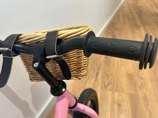 Bicicleta sin pedales rosa con cesta