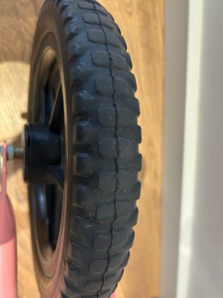 Bicicleta sin pedales rosa con cesta