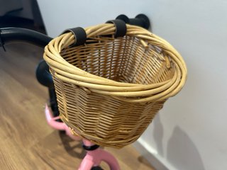 Bicicleta sin pedales rosa con cesta