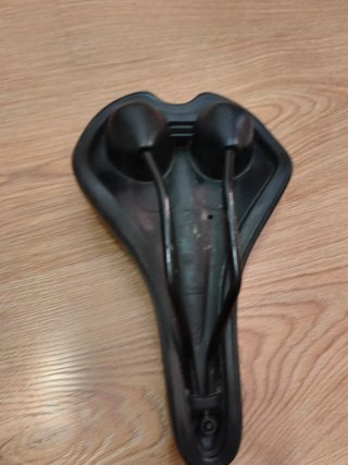 Sillín y tija de bicicleta negros