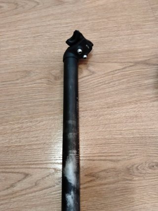 Sillín y tija de bicicleta negros