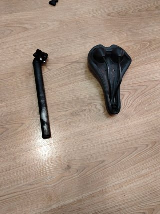 Sillín y tija de bicicleta negros