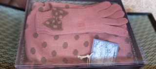Guantes y bufanda reversible.