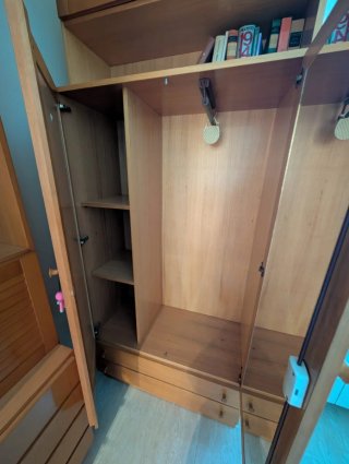 Mueble de madera marrón