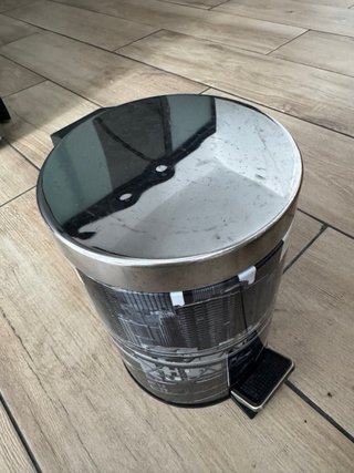 Cubo de basura pequeño con tapa