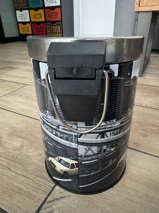 Cubo de basura pequeño con tapa