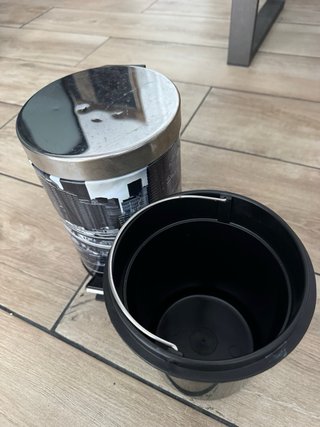 Cubo de basura pequeño con tapa
