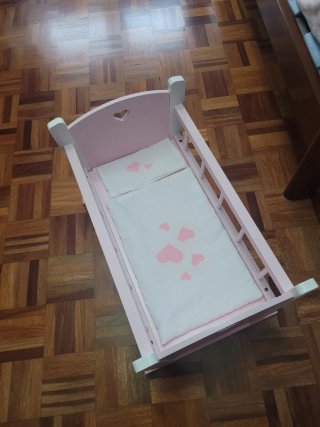 Cuna de juguete rosa con corazón