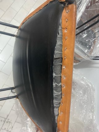 Sillas de comedor cuero y patas hierro de Hanbel