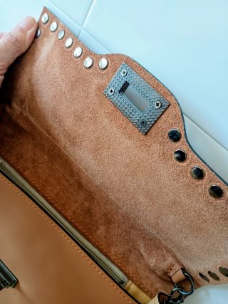 Bolso de piel con tachuelas