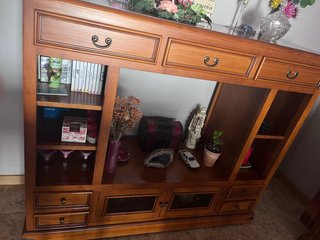 Mueble de madera natural con cajones y estantes
