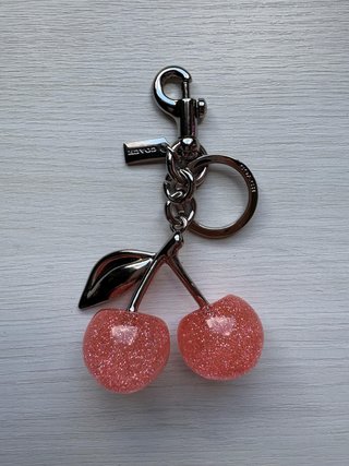 Llavero Coach Cerezas Rosa Glitter