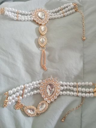 Pulsera perlas imitación y piedras dorada