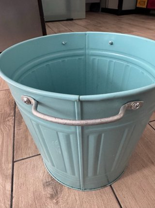 Cubo metálico azul turquesa