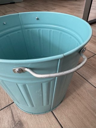 Cubo metálico azul turquesa