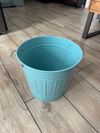 Cubo metálico azul turquesa