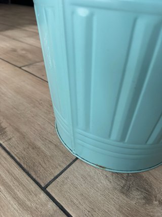 Cubo metálico azul turquesa