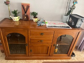Mueble de madera natural con puertas de cristal
