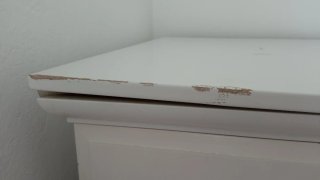 Cómoda blanca con tiradores dorados