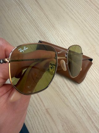 Gafas de sol Ray-Ban doradas y amarillas