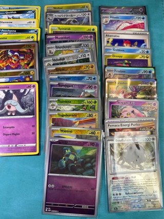 Sobres y cartas Pokémon variadas