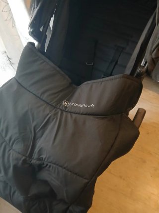 Carrito de bebé negro con barra marrón