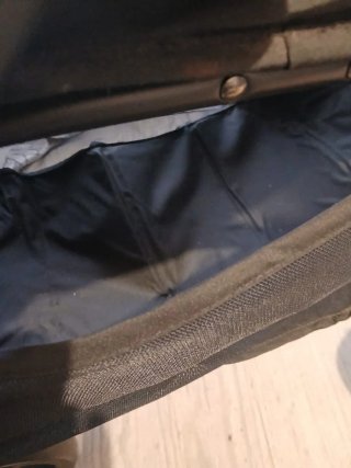 Carrito de bebé negro con barra marrón