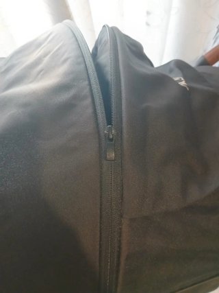 Carrito de bebé negro con barra marrón