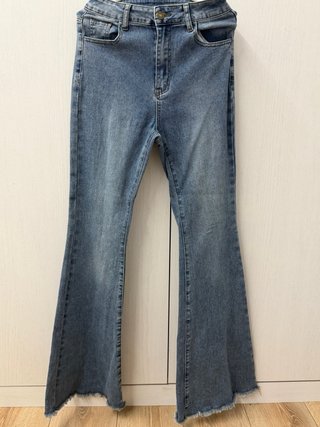 Pantalón vaquero campana desgastado