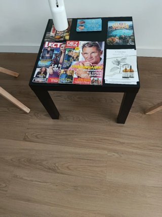 Mesa auxiliar negra de madera