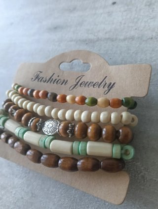 Bracciali in legno e perline