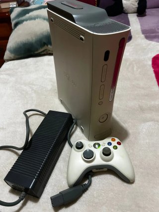 Xbox 360 Microsoft Blanca con Mando y Cargador