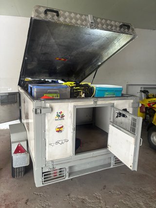 Buen estado. Medidas 120x186x80. Eje 1200kg. Termo