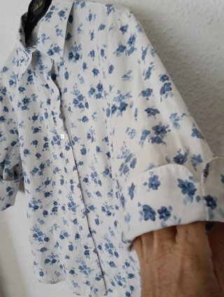 Camisa flores manga 3/4 de Logotipo.
