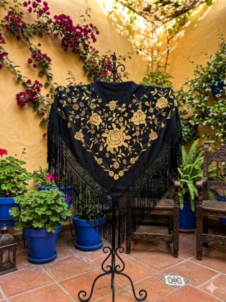 Mantón negro bordado dorado nuevo