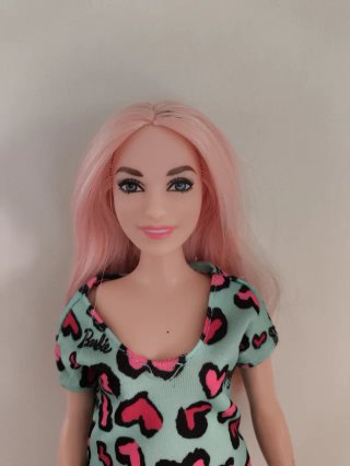 Barbie Fashionista Curvy Pelo rosa y LOOk de coraz