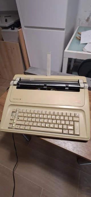 Máquina de escribir eléctrica AEG Olympia Carrera