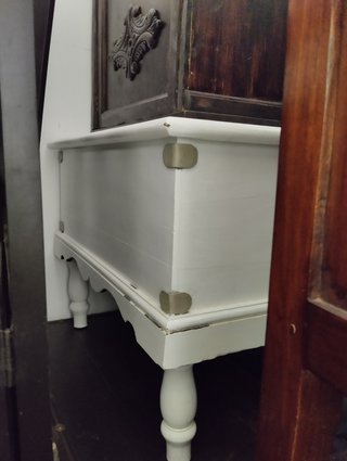 Baúl de madera blanco con detalles metálic
