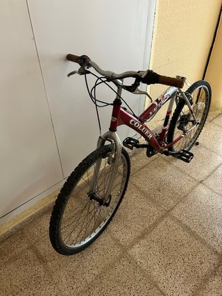Bicicleta de montaña roja