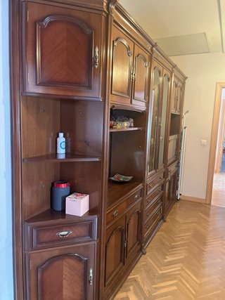 Mueble de madera con escritorio abatible