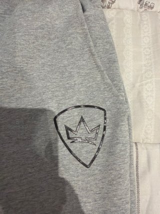 Pantalón deportivo gris con logo
