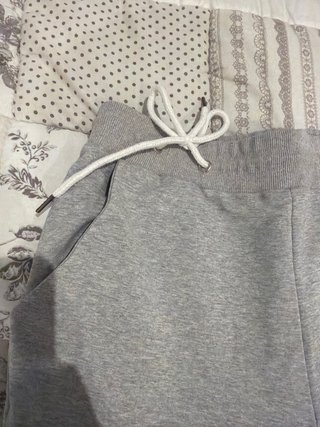 Pantalón deportivo gris con logo