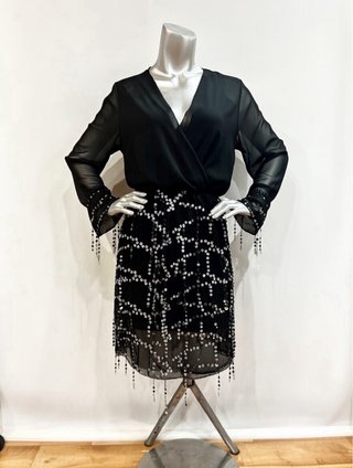 Vestido negro con detalles plateados