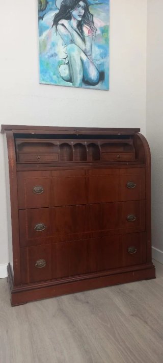 Escritorio clásico de madera de nogal