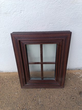 Finestra de PVC color sapelly