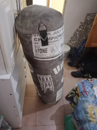 Saco de boxeo JAB con guantes
