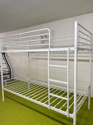 Litera metálica blanca