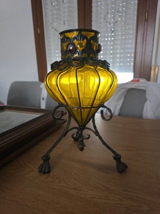 Jarrón de cristal y metal dorado