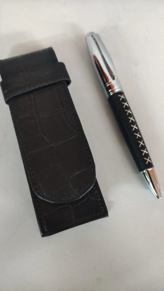 Bolígrafo y funda de piel negra en estuche